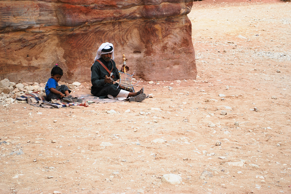 Petra, beduino che suona