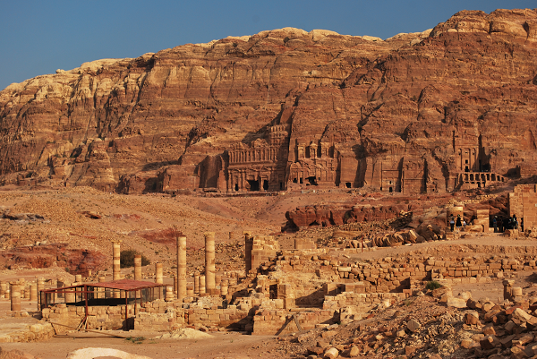 Petra, edifici scavati nella roccia